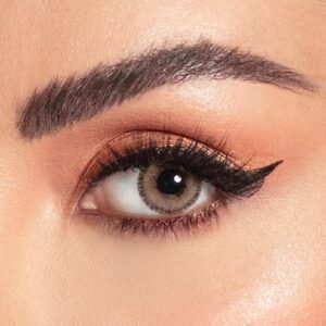 عدسات أمارا الملونة بتصميم ساحر ودرجة هازل وود الطبيعية لعيون جذابة.