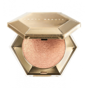 هايلايتر دياموند بومب رويال ايسينج من فنتي بيوتي لإشراقة ماسية ساحرة وطبيعية.