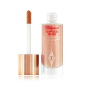 كريم أساس هوليوود فلوليس فلتر من شارلوت تيلبوري - درجة 3 لايت ميديم (30 مل) لـبشرة مشرقة ومثالية.